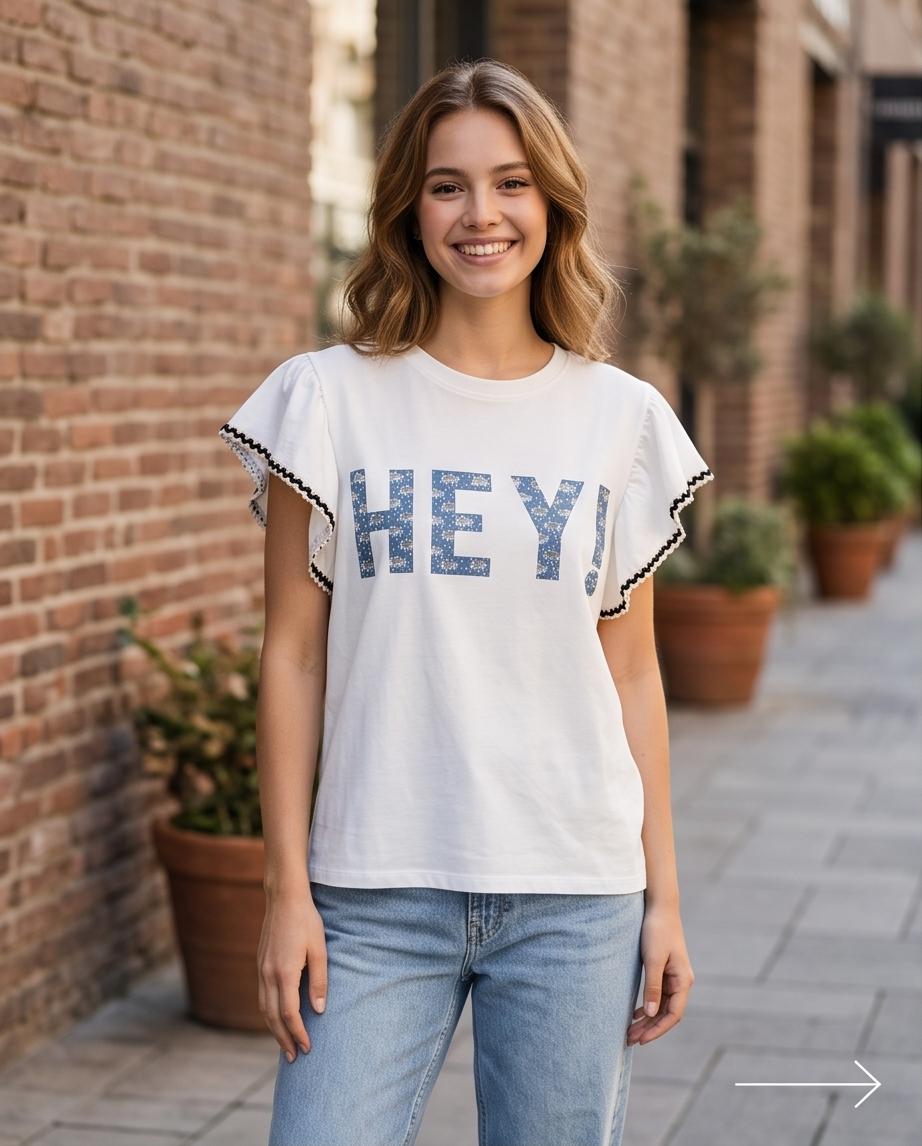 T-shirt con Scritta Donna Maniche a Balze e Pompon