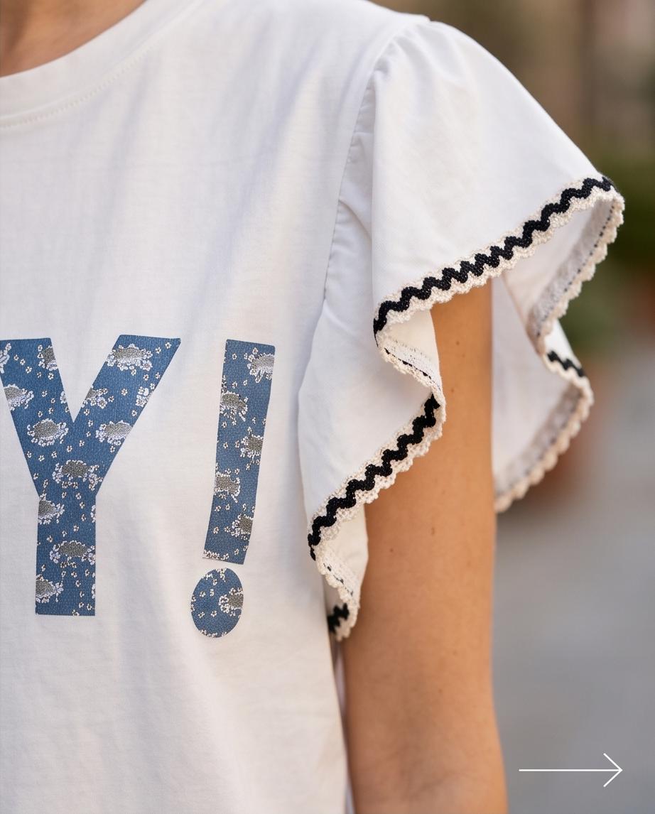 T-shirt con Scritta Donna Maniche a Balze e Pompon